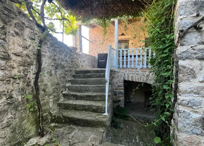 La Fleurine In Mostuejouls, Gorges Du Tarn *